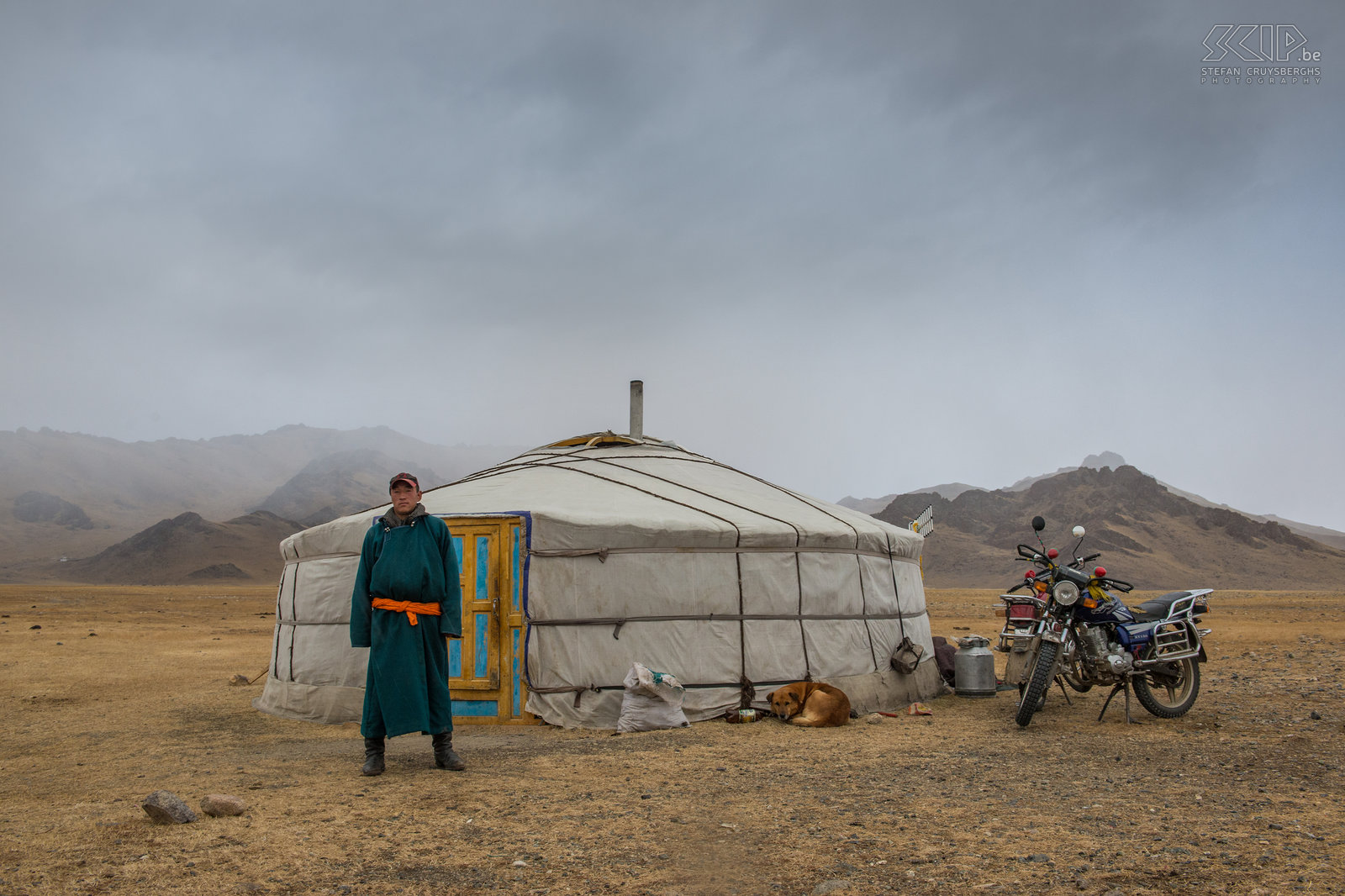 Altai - Ger en nomade Nomaden en hun ger in een vallei in het Altai gebergte. Stefan Cruysberghs